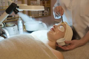 Ủ tê sẽ giúp giảm cảm giác đau khi nặn mụn